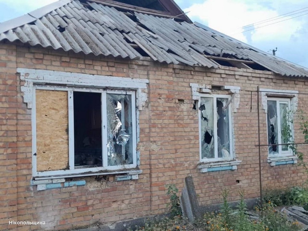 Є поранений, побито 5 багатоповерхівок і школу мистецтв у Нікополі і районі, атаковано АЗС під Дніпром, КАБи падали на Синельниківщину (фото) Є поранений, побито 5 багатоповерхівок і школу мистецтв у Нікополі і районі, атаковано АЗС під Дніпром, КАБи падали на Синельниківщину (фото)