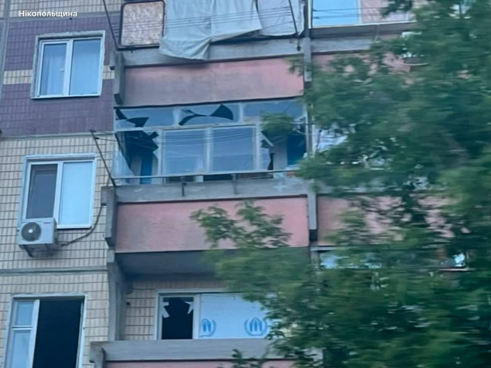 Є поранений, побито 5 багатоповерхівок і школу мистецтв у Нікополі і районі, атаковано АЗС під Дніпром, КАБи падали на Синельниківщину (фото) Є поранений, побито 5 багатоповерхівок і школу мистецтв у Нікополі і районі, атаковано АЗС під Дніпром, КАБи падали на Синельниківщину (фото)