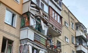 Ворог атакував Нікопольщину та Синельниківщину: пошкоджено багатоповерхівку та зайнялося поле