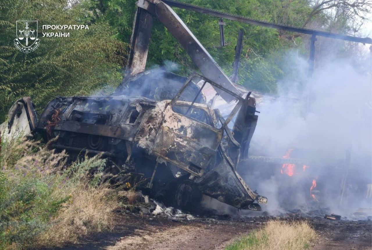 Вбито водія вантажівки на трасі, серед поранених дитина: ворог атакував Дніпропетровщину (відео) Вбито водія вантажівки на трасі, серед поранених дитина: ворог атакував Дніпропетровщину (відео)