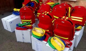 У Марганці працівникам водоканалу передали 15 аптечок першої допомоги від Червоного Хреста У Марганці працівники КП «Марганецьводоканал» отримали 15 аптечок першої допомоги від Міжнародного комітету Червоного Хреста. Допомога покликана підвищити безпеку співробітників, які щодня працюють у прифронтовій громаді. Про це повідомляє міська рада, передає Nikopolnews. У Марганці працівників водоканалу забезпечили аптечками першої допомоги Марганецька громада від початку повномасштабної війни перебуває під постійними ворожими обстрілами. Попри небезпеку, працівники КП «Марганецьводоканал» щодня забезпечують жителів громади послугами водопостачання та водовідведення. Для підвищення безпеки співробітників підприємству передали 15 комплектів аптечок першої допомоги. У разі надзвичайної ситуації вони допоможуть оперативно надати необхідну допомогу постраждалим. «Щиро дякуємо за небайдужість, своєчасну підтримку та внесок у безпеку працівників критичної інфраструктури. Разом ми сильніші та обов’язково подолаємо всі виклики», — йдеться у повідомленні. Адміністрація та колектив підприємства висловили подяку Міжнародному комітету Червоного Хреста, зокрема Дніпровській субделегації, за постійну підтримку громади та підприємства.