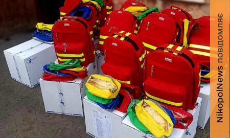 У Марганці працівникам водоканалу передали 15 аптечок першої допомоги від Червоного Хреста У Марганці працівники КП «Марганецьводоканал» отримали 15 аптечок першої допомоги від Міжнародного комітету Червоного Хреста. Допомога покликана підвищити безпеку співробітників, які щодня працюють у прифронтовій громаді. Про це повідомляє міська рада, передає Nikopolnews. У Марганці працівників водоканалу забезпечили аптечками першої допомоги Марганецька громада від початку повномасштабної війни перебуває під постійними ворожими обстрілами. Попри небезпеку, працівники КП «Марганецьводоканал» щодня забезпечують жителів громади послугами водопостачання та водовідведення. Для підвищення безпеки співробітників підприємству передали 15 комплектів аптечок першої допомоги. У разі надзвичайної ситуації вони допоможуть оперативно надати необхідну допомогу постраждалим. «Щиро дякуємо за небайдужість, своєчасну підтримку та внесок у безпеку працівників критичної інфраструктури. Разом ми сильніші та обов’язково подолаємо всі виклики», — йдеться у повідомленні. Адміністрація та колектив підприємства висловили подяку Міжнародному комітету Червоного Хреста, зокрема Дніпровській субделегації, за постійну підтримку громади та підприємства.