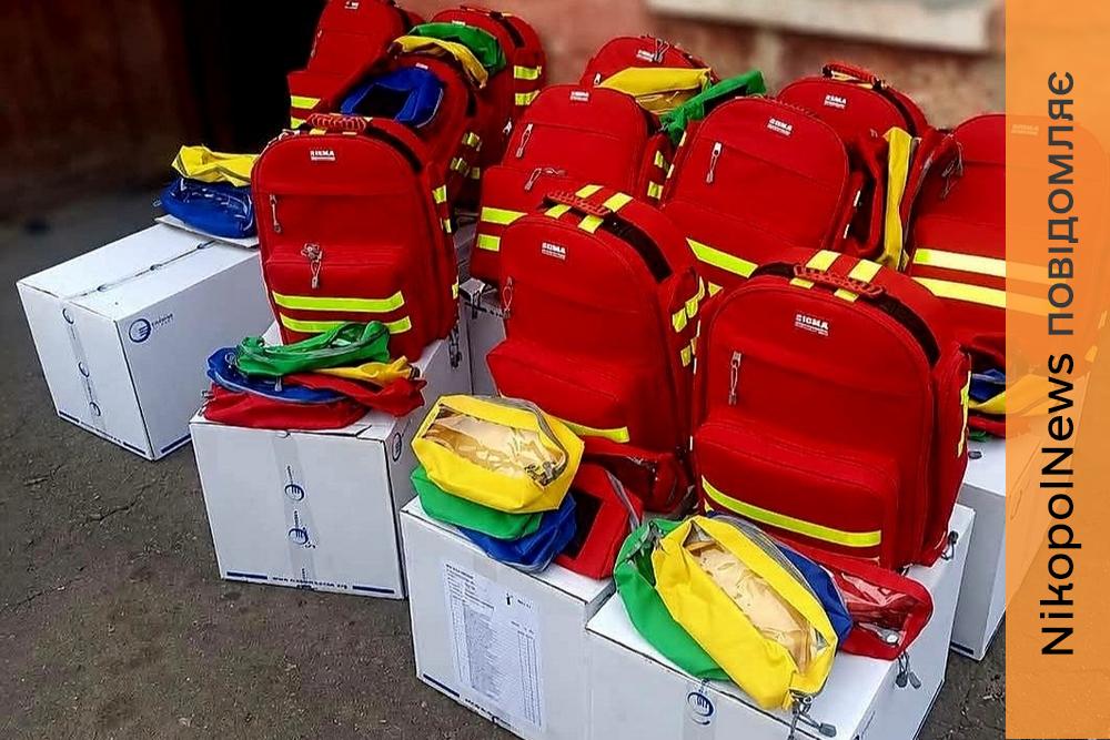 У Марганці працівникам водоканалу передали 15 аптечок першої допомоги від Червоного Хреста У Марганці працівники КП «Марганецьводоканал» отримали 15 аптечок першої допомоги від Міжнародного комітету Червоного Хреста. Допомога покликана підвищити безпеку співробітників, які щодня працюють у прифронтовій громаді. Про це повідомляє міська рада, передає Nikopolnews. У Марганці працівників водоканалу забезпечили аптечками першої допомоги Марганецька громада від початку повномасштабної війни перебуває під постійними ворожими обстрілами. Попри небезпеку, працівники КП «Марганецьводоканал» щодня забезпечують жителів громади послугами водопостачання та водовідведення. Для підвищення безпеки співробітників підприємству передали 15 комплектів аптечок першої допомоги. У разі надзвичайної ситуації вони допоможуть оперативно надати необхідну допомогу постраждалим. «Щиро дякуємо за небайдужість, своєчасну підтримку та внесок у безпеку працівників критичної інфраструктури. Разом ми сильніші та обов’язково подолаємо всі виклики», — йдеться у повідомленні. Адміністрація та колектив підприємства висловили подяку Міжнародному комітету Червоного Хреста, зокрема Дніпровській субделегації, за постійну підтримку громади та підприємства.