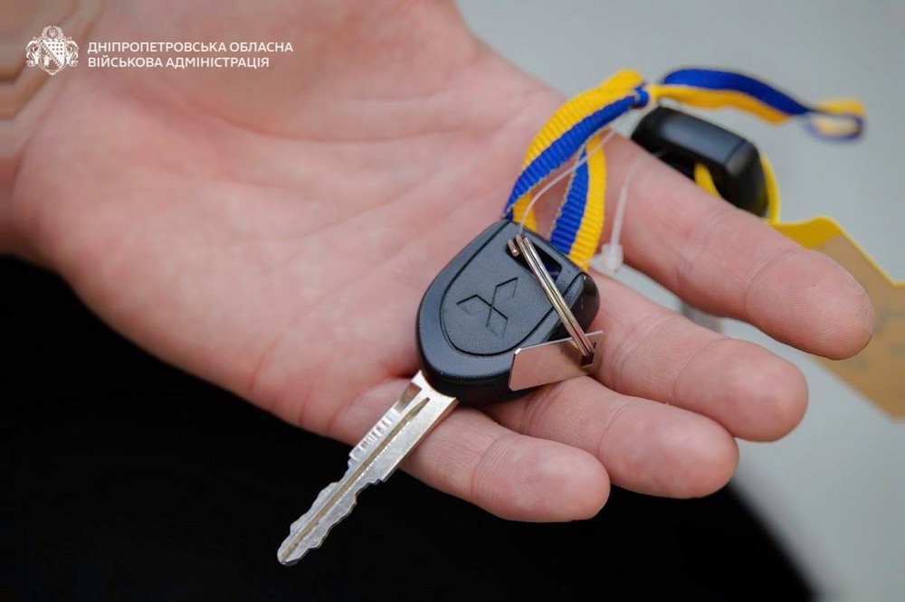 Громадам Нікопольського, Синельниківського і Дніпровського районів передали пікапи від партнерів з Німеччини
