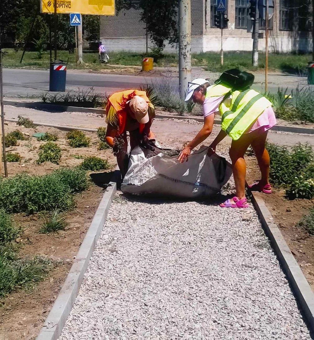 Видаляли бур’ян, косили траву, вивозили сміття і усували наслідки обстрілів: звіт про роботу комунальників Марганця на минулому тижні