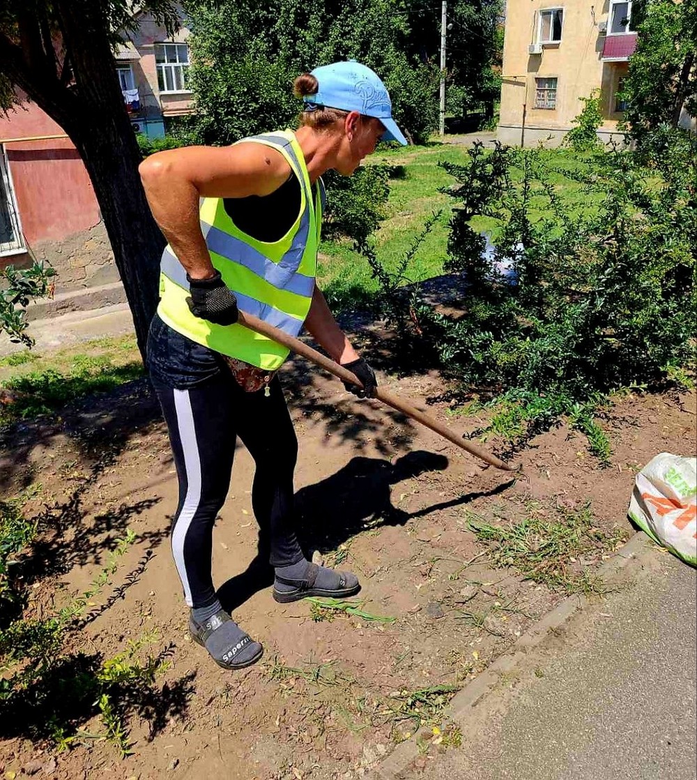 Видаляли бур’ян, косили траву, вивозили сміття і усували наслідки обстрілів: звіт про роботу комунальників Марганця на минулому тижні