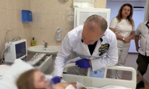 «Моє серце зараз біля дитини…»: лікарі рятують жительку Марганця та її трирічного сина після атаки дрона (відео)