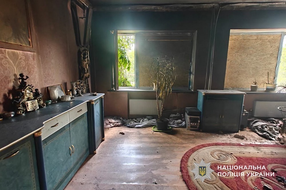 Через удар по кафе у Нікополі важко поранено чоловіка, масовані криваві атаки на район, вбито родину на Криворіжжі, терор Павлоградщини – поліція про наслідки обстрілів за добу (фото) Через удар по кафе у Нікополі важко поранено чоловіка, масовані криваві атаки на район, вбито родину на Криворіжжі, терор Павлоградщини – поліція про наслідки обстрілів за добу (фото)