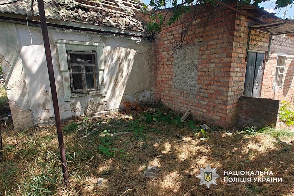 Через удар по кафе у Нікополі важко поранено чоловіка, масовані криваві атаки на район, вбито родину на Криворіжжі, терор Павлоградщини – поліція про наслідки обстрілів за добу (фото) Через удар по кафе у Нікополі важко поранено чоловіка, масовані криваві атаки на район, вбито родину на Криворіжжі, терор Павлоградщини – поліція про наслідки обстрілів за добу (фото)
