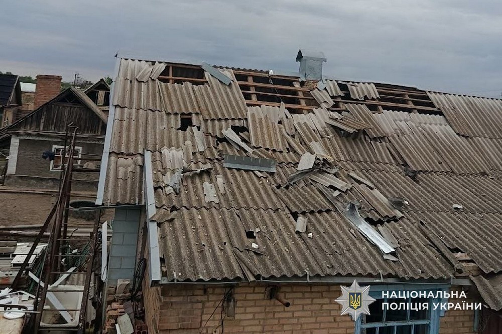 Через удар по кафе у Нікополі важко поранено чоловіка, масовані криваві атаки на район, вбито родину на Криворіжжі, терор Павлоградщини – поліція про наслідки обстрілів за добу (фото) Через удар по кафе у Нікополі важко поранено чоловіка, масовані криваві атаки на район, вбито родину на Криворіжжі, терор Павлоградщини – поліція про наслідки обстрілів за добу (фото)