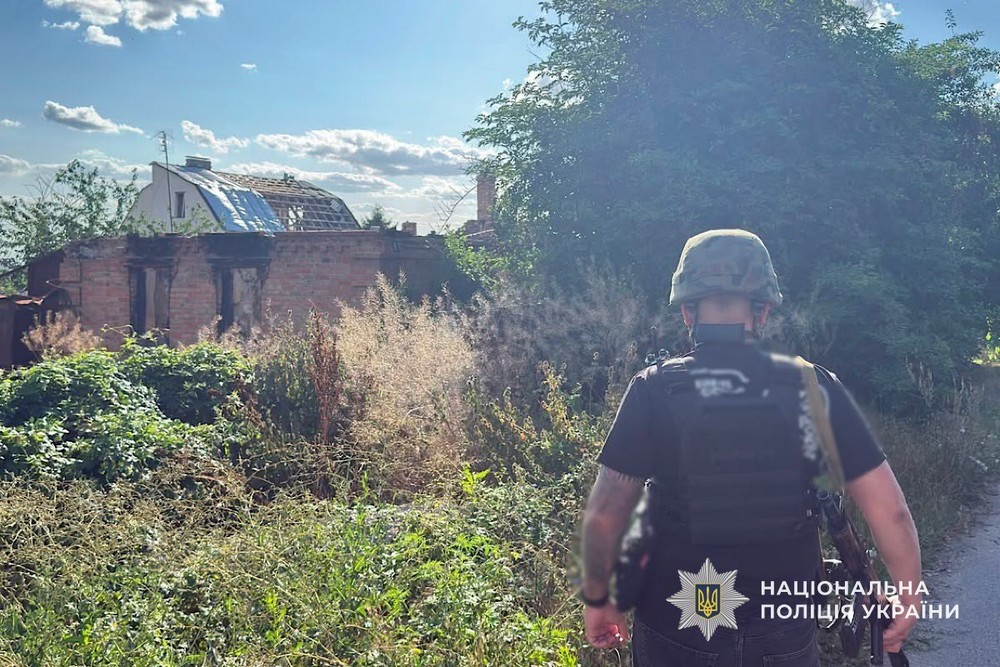 Через удар по кафе у Нікополі важко поранено чоловіка, масовані криваві атаки на район, вбито родину на Криворіжжі, терор Павлоградщини – поліція про наслідки обстрілів за добу (фото) Через удар по кафе у Нікополі важко поранено чоловіка, масовані криваві атаки на район, вбито родину на Криворіжжі, терор Павлоградщини – поліція про наслідки обстрілів за добу (фото)