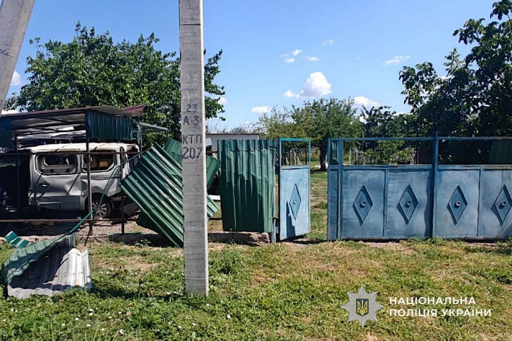 Через удар по кафе у Нікополі важко поранено чоловіка, масовані криваві атаки на район, вбито родину на Криворіжжі, терор Павлоградщини – поліція про наслідки обстрілів за добу (фото) Через удар по кафе у Нікополі важко поранено чоловіка, масовані криваві атаки на район, вбито родину на Криворіжжі, терор Павлоградщини – поліція про наслідки обстрілів за добу (фото)