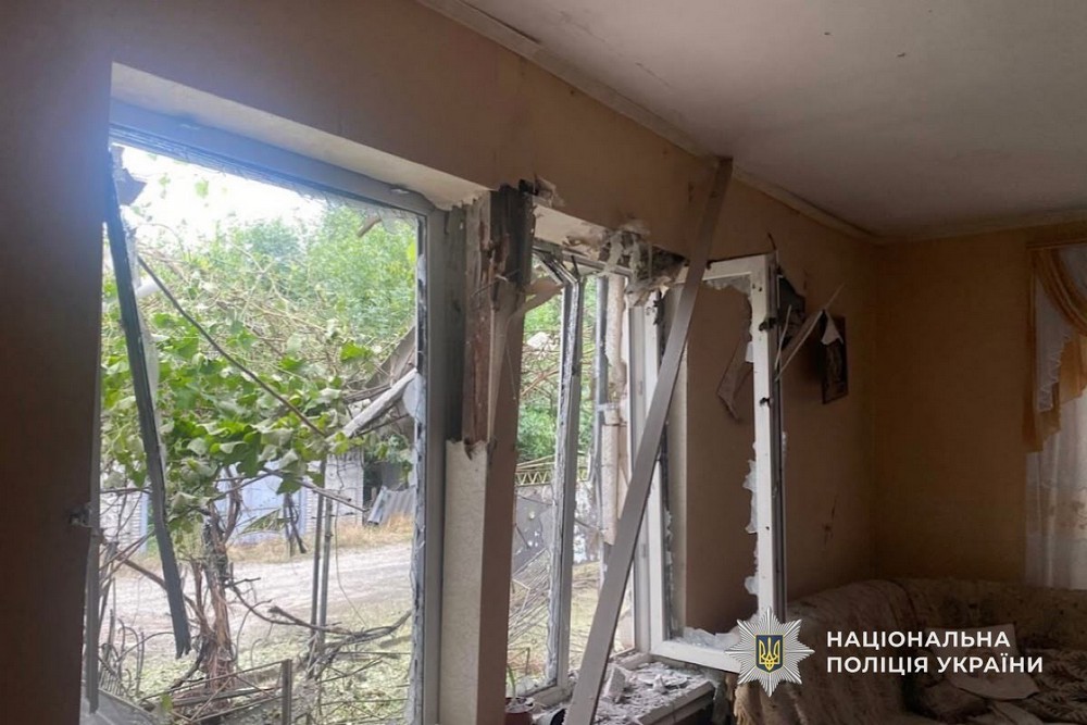 Через удар по кафе у Нікополі важко поранено чоловіка, масовані криваві атаки на район, вбито родину на Криворіжжі, терор Павлоградщини – поліція про наслідки обстрілів за добу (фото) Через удар по кафе у Нікополі важко поранено чоловіка, масовані криваві атаки на район, вбито родину на Криворіжжі, терор Павлоградщини – поліція про наслідки обстрілів за добу (фото)