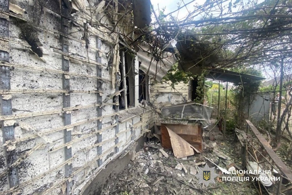 Через удар по кафе у Нікополі важко поранено чоловіка, масовані криваві атаки на район, вбито родину на Криворіжжі, терор Павлоградщини – поліція про наслідки обстрілів за добу (фото) Через удар по кафе у Нікополі важко поранено чоловіка, масовані криваві атаки на район, вбито родину на Криворіжжі, терор Павлоградщини – поліція про наслідки обстрілів за добу (фото)