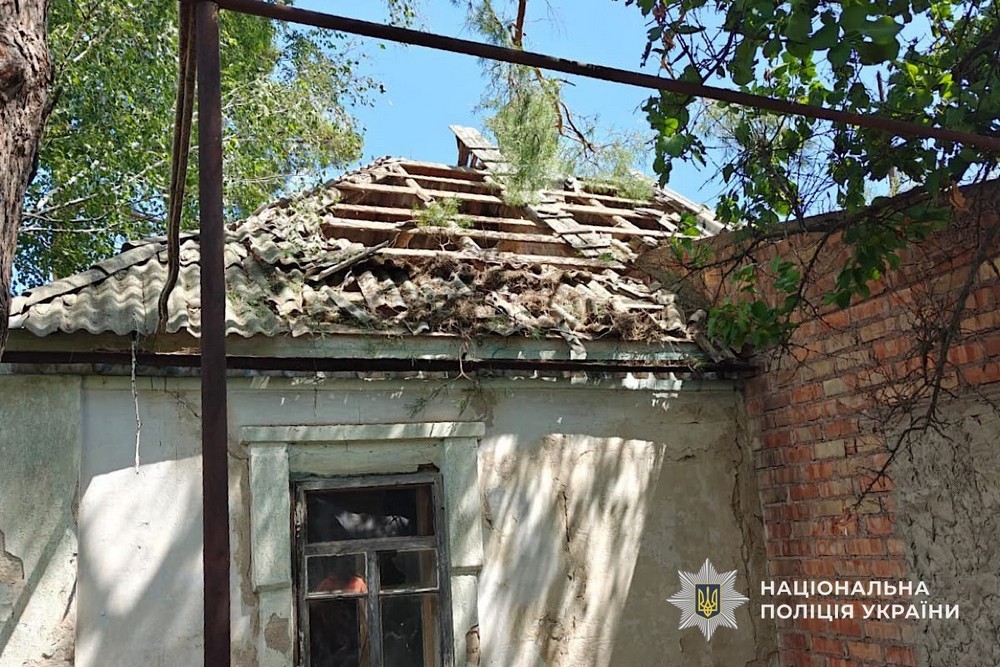 Через удар по кафе у Нікополі важко поранено чоловіка, масовані криваві атаки на район, вбито родину на Криворіжжі, терор Павлоградщини – поліція про наслідки обстрілів за добу (фото) Через удар по кафе у Нікополі важко поранено чоловіка, масовані криваві атаки на район, вбито родину на Криворіжжі, терор Павлоградщини – поліція про наслідки обстрілів за добу (фото)