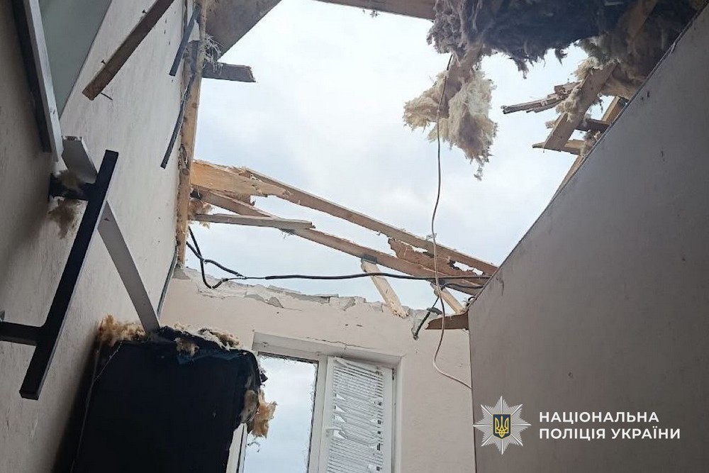 Через удар по кафе у Нікополі важко поранено чоловіка, масовані криваві атаки на район, вбито родину на Криворіжжі, терор Павлоградщини – поліція про наслідки обстрілів за добу (фото) Через удар по кафе у Нікополі важко поранено чоловіка, масовані криваві атаки на район, вбито родину на Криворіжжі, терор Павлоградщини – поліція про наслідки обстрілів за добу (фото)