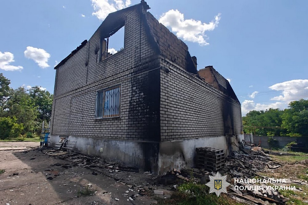 Через удар по кафе у Нікополі важко поранено чоловіка, масовані криваві атаки на район, вбито родину на Криворіжжі, терор Павлоградщини – поліція про наслідки обстрілів за добу (фото) Через удар по кафе у Нікополі важко поранено чоловіка, масовані криваві атаки на район, вбито родину на Криворіжжі, терор Павлоградщини – поліція про наслідки обстрілів за добу (фото)