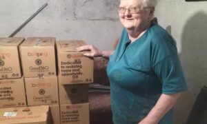 У Марганці мешканцям громади передали понад 800 продуктових наборів та питну воду (фото)