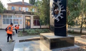 Дбають про рідне місто: у Покрові комунальники щодня підтримують чистоту (фото)