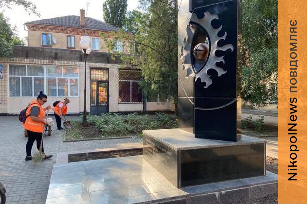 Дбають про рідне місто: у Покрові комунальники щодня підтримують чистоту (фото)