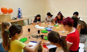 Творчість, що обʼєднує: у Центрі життєстійкості Нікополя діти й дорослі створювали яскраві вироби (фото)