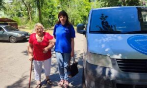 «Ви дуже потрібні місту саме зараз»: у Нікополі завдяки транспортній підтримці допомогли жінці отримати необхідні послуги (фото)