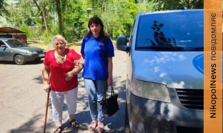 «Ви дуже потрібні місту саме зараз»: у Нікополі завдяки транспортній підтримці допомогли жінці отримати необхідні послуги (фото)