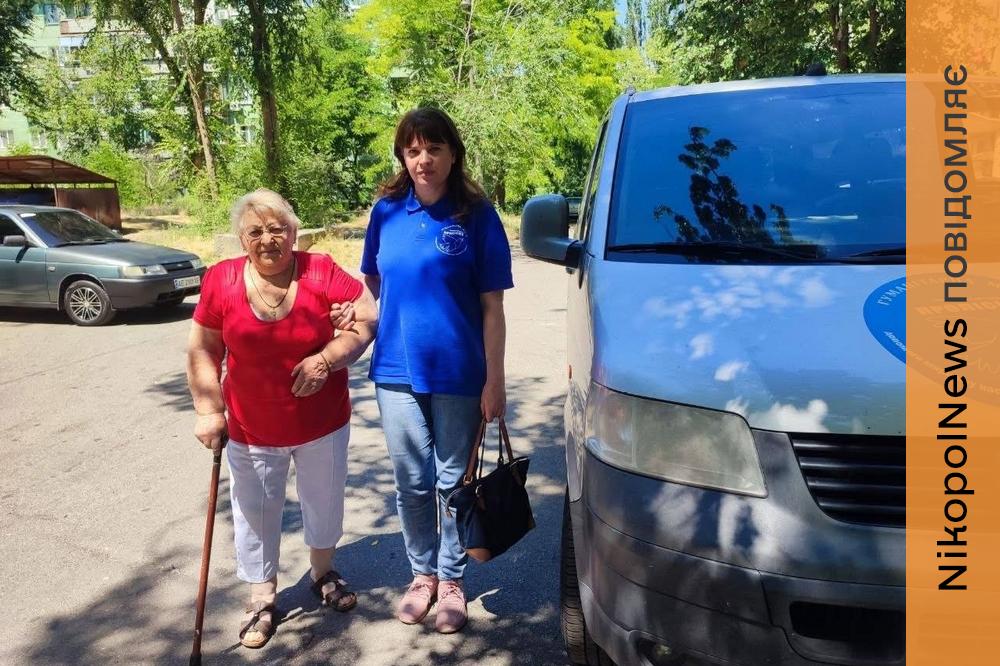 «Ви дуже потрібні місту саме зараз»: у Нікополі завдяки транспортній підтримці допомогли жінці отримати необхідні послуги (фото)