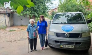 «Приємно вражена вашою увагою та людяністю»: жінці з Нікополя допомогли відновити документи та полагодити житло після обстрілів