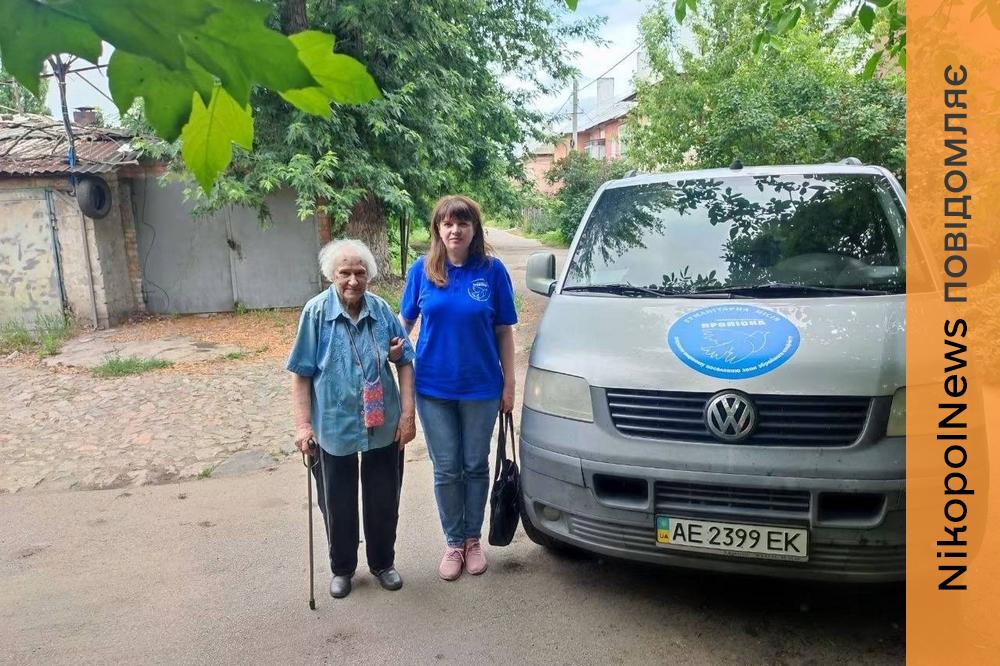 «Приємно вражена вашою увагою та людяністю»: жінці з Нікополя допомогли відновити документи та полагодити житло після обстрілів