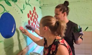 Перетворили звичайне укриття на справжній символ незламності: молодь прифронтової Нікопольщини створила яскравий простій у сховищі (фото)
