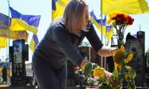 У Нікополі на Алеї Героїв молитовно згадали полеглих Захисників України (фото)