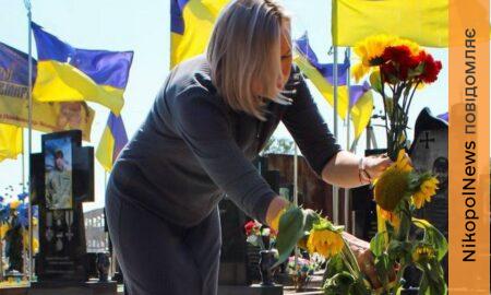 У Нікополі на Алеї Героїв молитовно згадали полеглих Захисників України (фото)