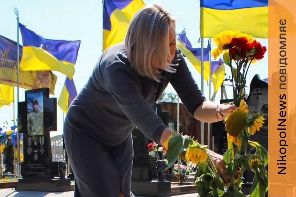 У Нікополі на Алеї Героїв молитовно згадали полеглих Захисників України (фото)