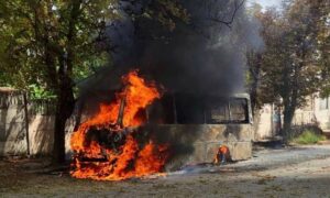 Ворог вдарив по автобусу у Нікополі: загинув водій, є поранений