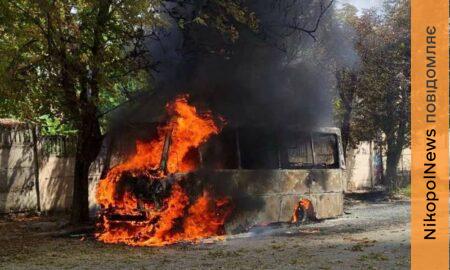 Ворог вдарив по автобусу у Нікополі: загинув водій, є поранений