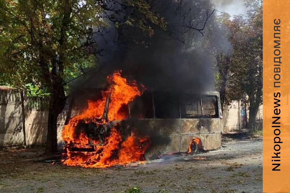 Ворог вдарив по автобусу у Нікополі: загинув водій, є поранений