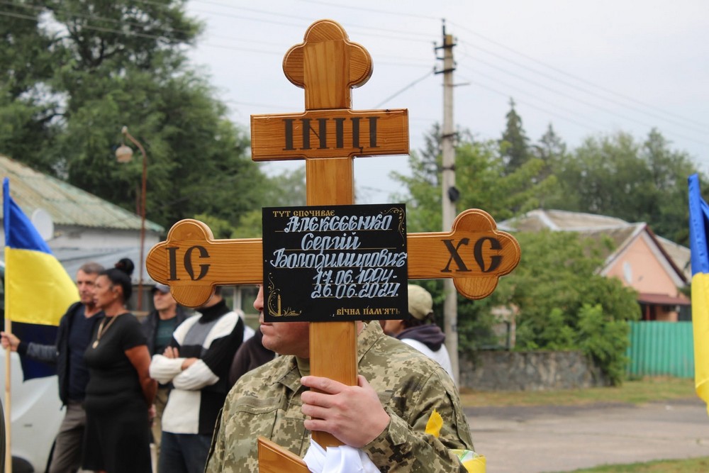 27 серпня Нікопольщина провела в останню путь Героя, який сьогодні повернувся додому «на щиті». Понад два роки військовий вважався зниклим безвісти. На жаль, надії не справд (