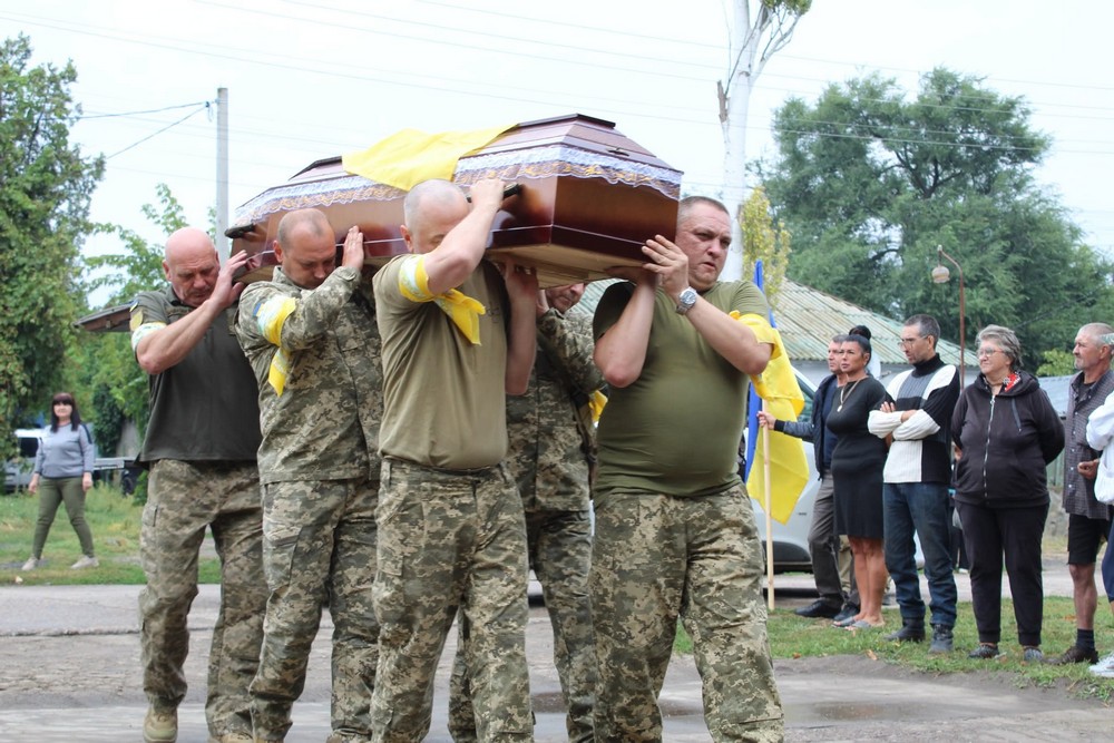 27 серпня Нікопольщина провела в останню путь Героя, який сьогодні повернувся додому «на щиті». Понад два роки військовий вважався зниклим безвісти. На жаль, надії не справд ( (6)