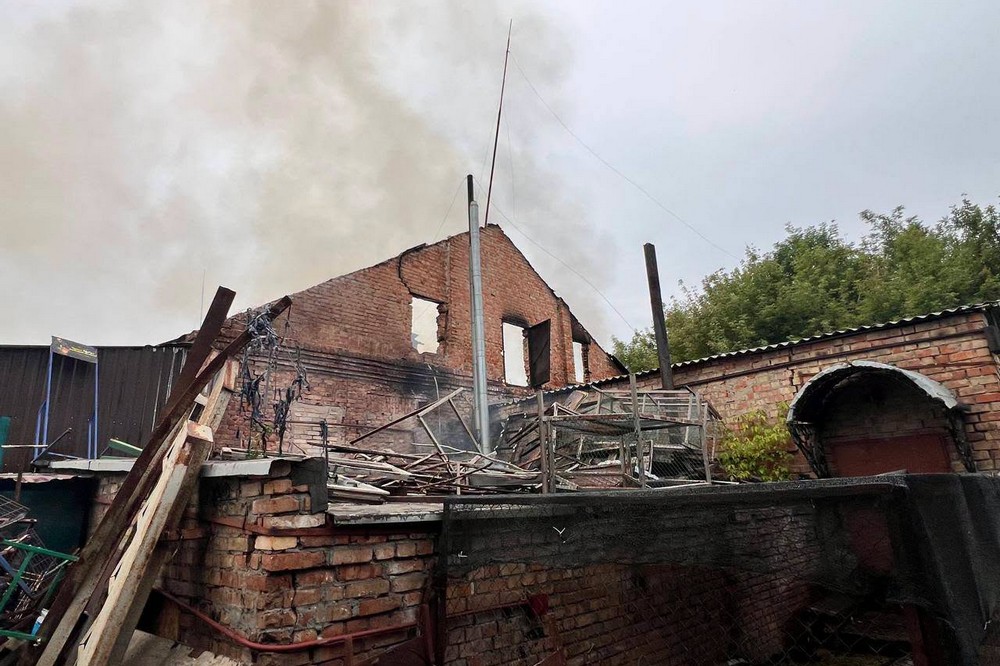 У Нікополі побито оздоровчий комплекс і підприємство, двоє поранених у Кривому Розі внаслідок ракетної атаки – як пройшла ніч 27 серпня на Дніпропетровщині (фото)