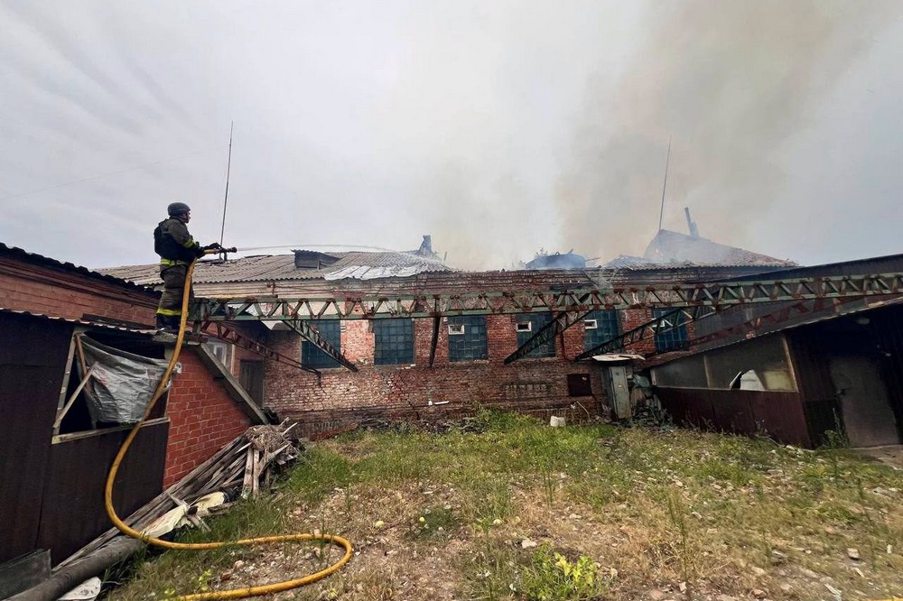 У Нікополі побито оздоровчий комплекс і підприємство, двоє поранених у Кривому Розі внаслідок ракетної атаки – як пройшла ніч 27 серпня на Дніпропетровщині (фото)