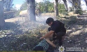 Перші хвилини після удару по АЗС на Нікопольщині: поліцейські рятували поранених під час повторних атак (відео)