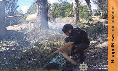 Перші хвилини після удару по АЗС на Нікопольщині: поліцейські рятували поранених під час повторних атак (відео)