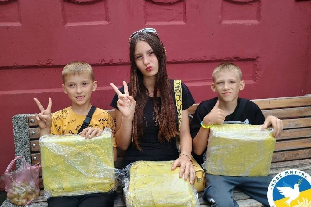 Дітям з Нікополя передали шкільне приладдя6