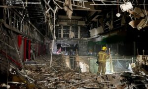 На Дніпропетровщині вночі РФ атакувала ТРЦ: виникли пожежі (фото)