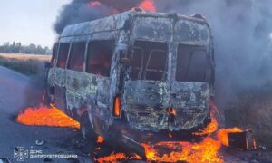 На Нікопольщині FPV-дрон атакував рейсовий мікроавтобус: є постраждалі (фото)