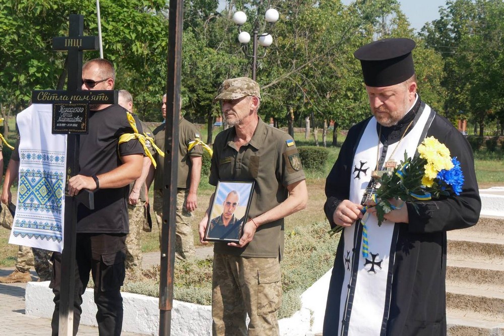 На Нікопольщині сьогодні провели в останню путь 27 річного полеглого Захисника 6 На Нікопольщині сьогодні провели в останню путь 27 річного полеглого Захисника 6