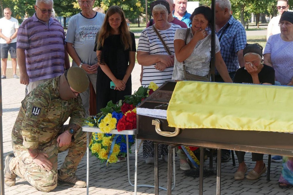 На Нікопольщині сьогодні провели в останню путь 27 річного полеглого Захисника 8 На Нікопольщині сьогодні провели в останню путь 27 річного полеглого Захисника 8