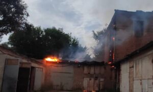 На Нікопольщині пошкоджені магазин, багатоповерхівка та авто, також ворог атакував Синельниківський район (фото)