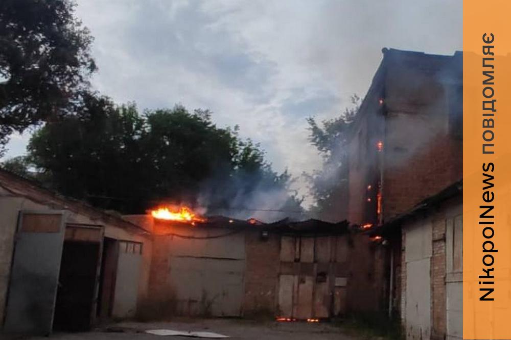 На Нікопольщині пошкоджені магазин, багатоповерхівка та авто, також ворог атакував Синельниківський район (фото)